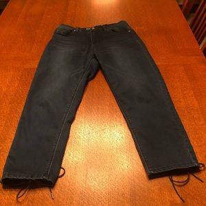 Cropped Jean with cute detail